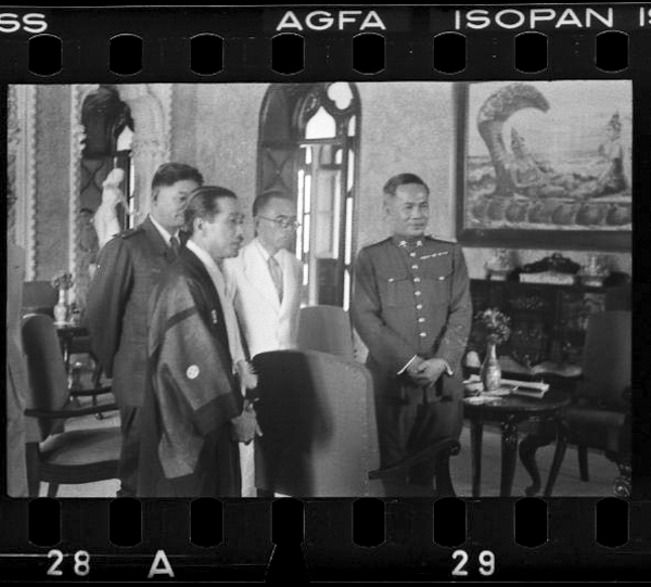 Master Painter Riichiro Kawashima (in kimono) presents his woek "Prospering Thailand " to Thai Prime Minister Phibunsongkhram,with Ambassador Teiji Tsubogami behind