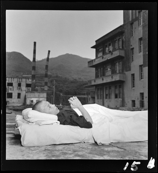 担架の上から長崎医科大学付属病院を見つめる