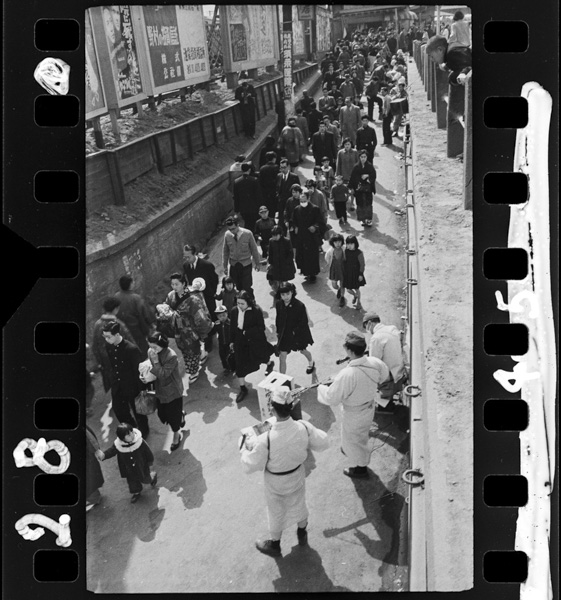 池袋のガード下に立つ