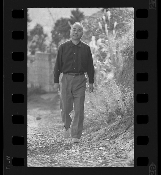 庄野潤三 撮影年月日:1966年11月7日 場所:川崎市自宅周辺 1965年、「夕べの雲」で読売文学賞受賞。