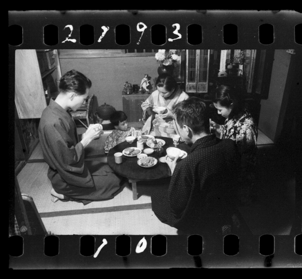 Shouwa15nen10gatsu5ka、fujimotoshihachisatsuei。toukyoushitamachinosararīmankateinoshokutaku。kyounookazuhakorokke。