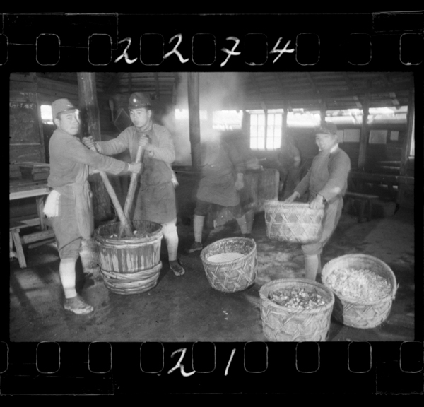 昭和一五年一二月、沼野謙撮影。訓練所内は自給自足。芋を洗う。