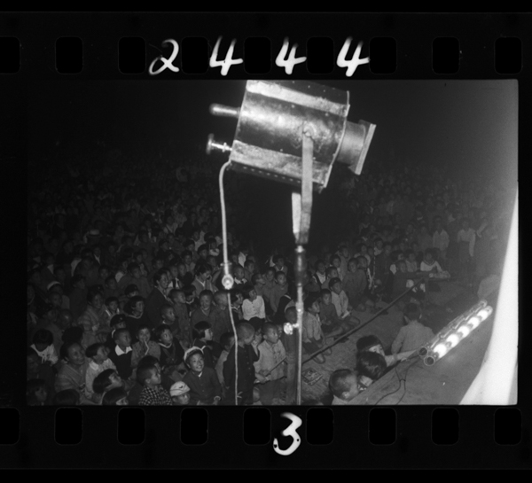 Shouchikukokuminidougekidan。kouenha、terayagakkounokoudounadodeokonawareta。shouwa16nen9gatsu、satsueichifumei、zenten fujimotoshihachisatsuei。