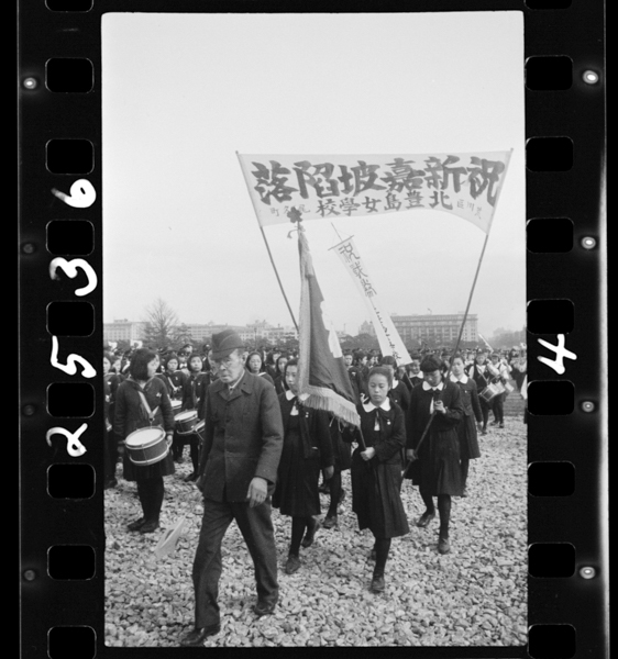 昭和一七年二月一八日、日比谷公園で開かれた戦捷第一次祝賀国民大会に参加する女学校生。松田正志撮影。
