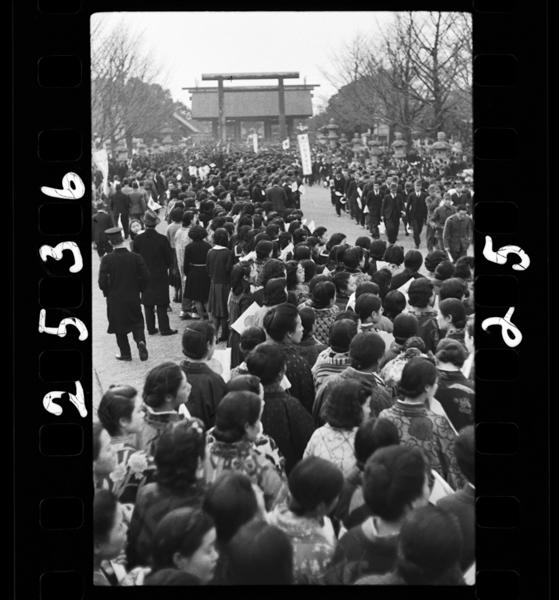 Yasukunijinjamaenoshukuganoretsu。shouwa17nen2gatsu、matsudamasashisatsuei。