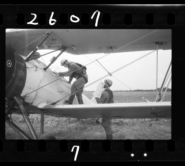 Shouwa17nen5gatsu、fujimotoshihachisatsuei。kumagayarikugunhikougakkou。renshuuki「akatonbo」ninorikomu。