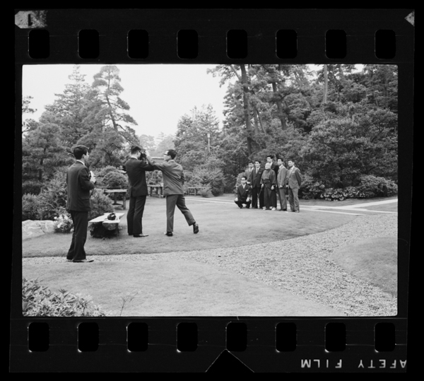 恒例の外交官補との記念撮影