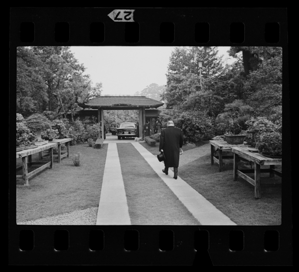 Yoshidashigeruyori sandainotamejiteiwoderu