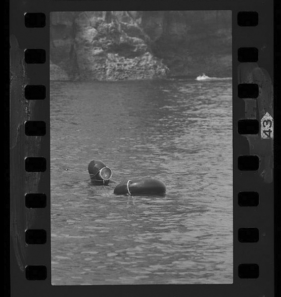 女海士 昔は腰巻き姿で潜っていたが 昭和39年頃よりウエットスーツ。そしてその頃から古チューブのブイを使用するようになった。...