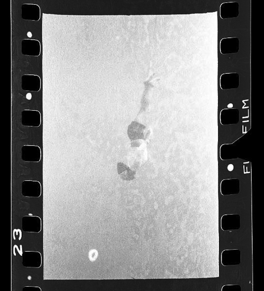 Konbuwodakunodakara、nagasodenoshatsunikuropantsu。koshinihamochironnamarinotsuitahachikowoshimeteiru。