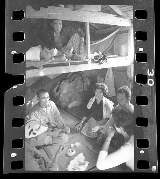 たいていの番小屋は二階建てになっており 上段は男 下段は女の寝室となる 仕事が終れば気の合った者が集まり 結構面白い話も出てくる Japan Search