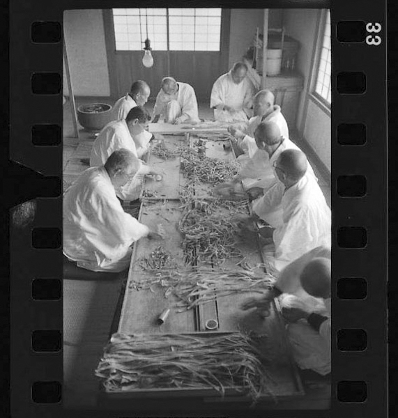 干しアワビを青竹の筒でゴシゴシ伸ばして、適当な長さの短冊形に切る。