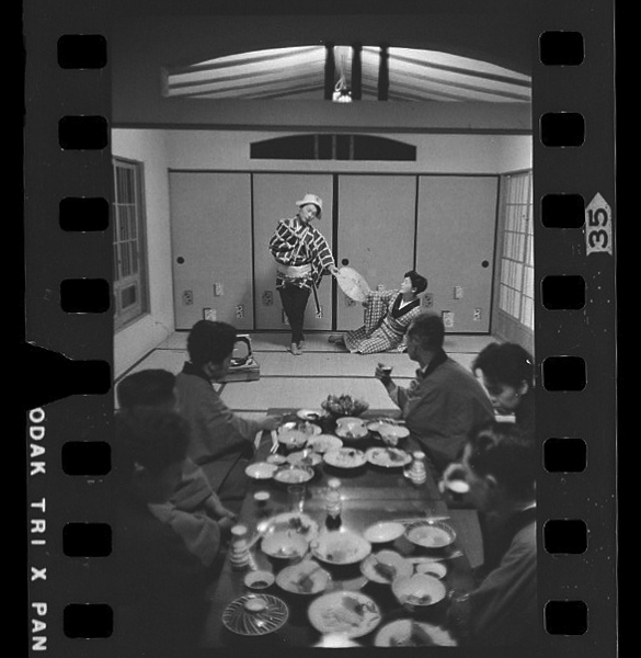 Rekōdoniawaseteodoru inanokantarou。jikoryuunifuritsuketekekkoujouzuniodoru。dagakyakunioshakuwotanomaretemo、geishajanaitokotowarusouda。