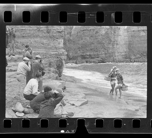 Shīzunninarutokankoukyakugatazeioshikake、satsueikaimoshibashibahirakareru。kanojotachimotenaretamonode、chuumonshinakutomoironnapōzuwotorunohafasshonmoderunami。