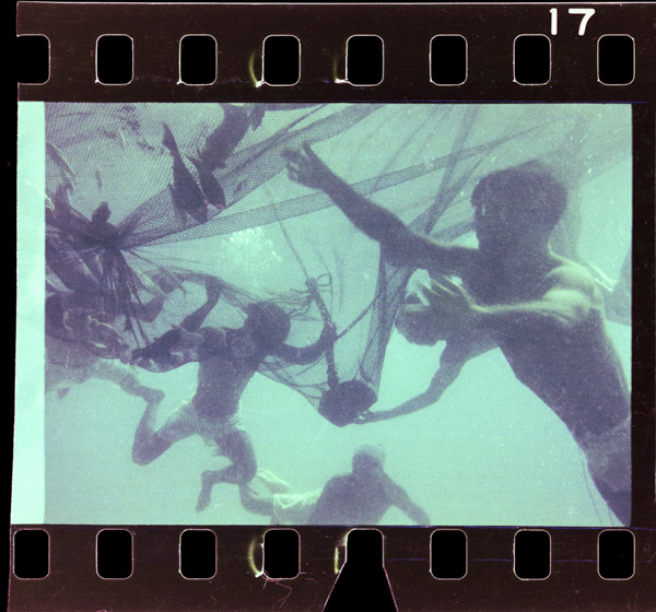 Gyogungazenbuaminihaittatomiruto、fukuronoiriguchiwoshime、kaiteikarahikiageru。