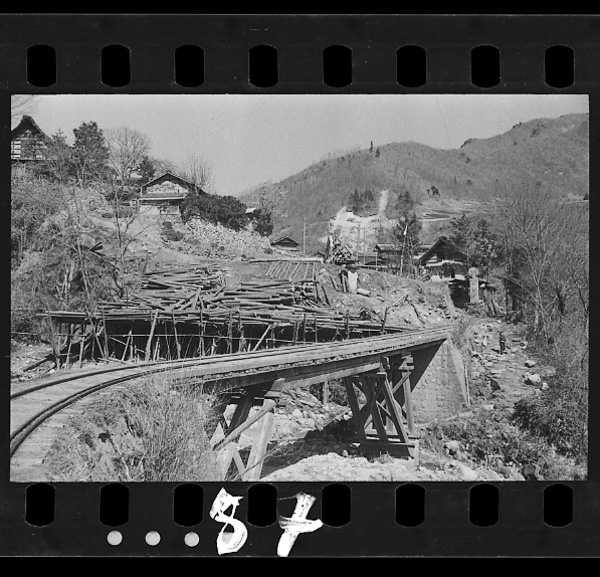 Yamatoburakutomachiwomusubutorokkonosenrogamuranonakawotoorinuketeiru