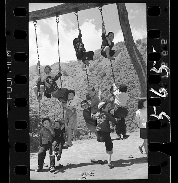 原木を使ったブランコ