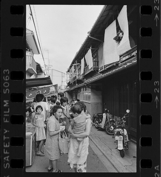 「写真集 西陣 美を織る暮らし」掲載 00021-02970-0028