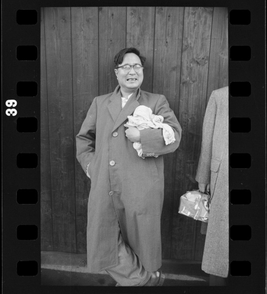 38-武田泰淳 1956年11月9日/『文藝春秋』講演旅行、九州・飯塚鉱山坑道口にて