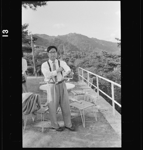 66 武田泰淳(『神戸新聞』講演会、六甲山展望台にて)一九五七年六月二三日