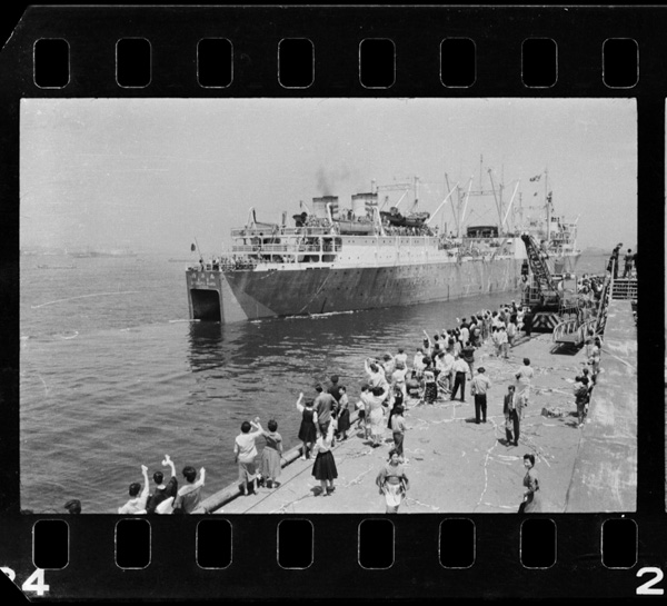 捕鯨船が南極海へ向けて横浜を出発する