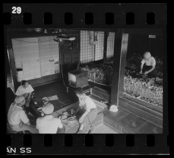 養蚕時の3時のお茶 嫁に休みはない