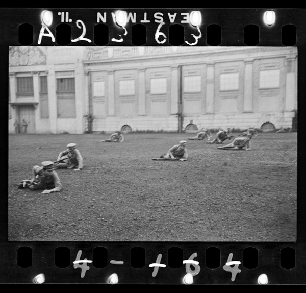 公休日を御破算で 商店法實施報告