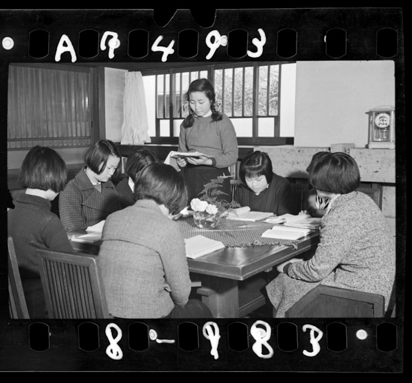 日本に生活を學ぶ支那の少女たち