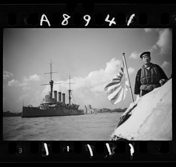 出雲艦上戦闘旗翻へる