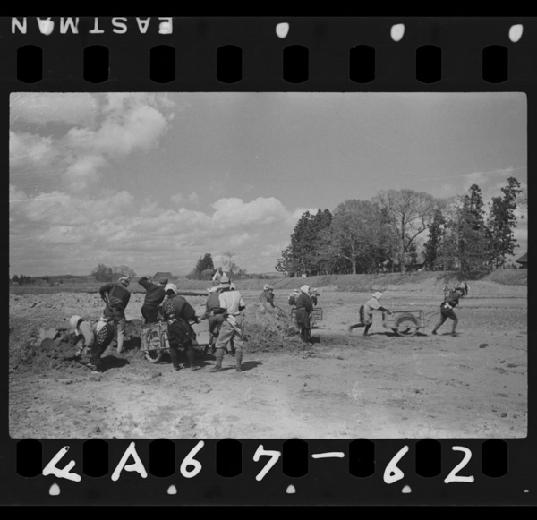皇恩津々浦々に洽し 侍従を全国に御差遣あらせらる