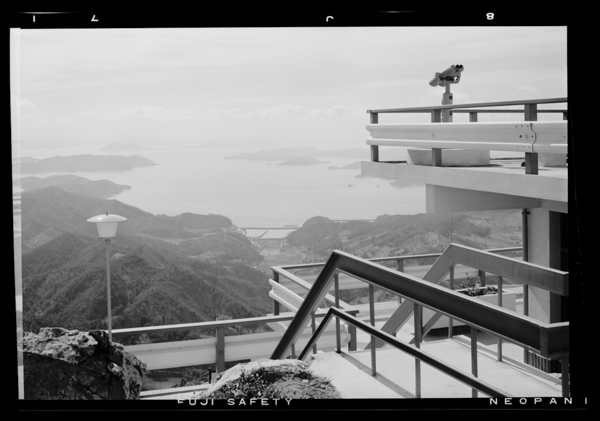 Setonaikaigawahanaoshimaguntougamukouni、gankanihayamadanoendengamieru。