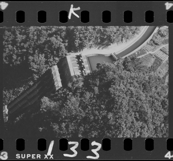 右岸,古馬牧村小松の発電所ペンストック(四万)