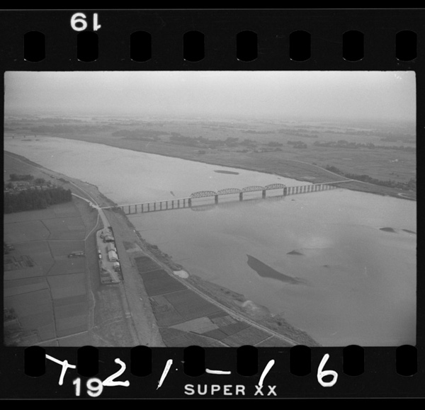 Kawamatanoshouwabashi.jouryuuyorimiru.konokaryuunitoubutetsudoutekkyougaaru(koga)