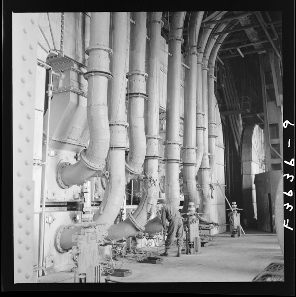 コンベアーで運ばれてきた石炭は砕かれ,たき口4から炉に入る