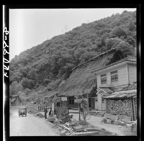 バスの停留所4 も,学校7 も消防署9 も近代的になったし,遠山家のわきにもペンキ塗の郵便協ができた5 8