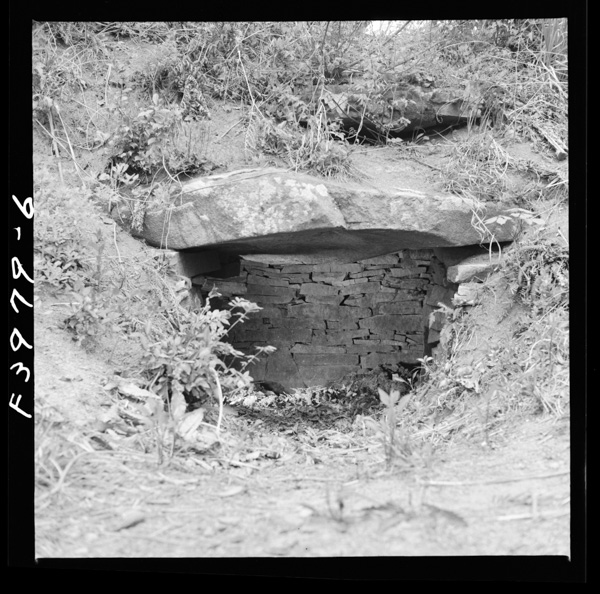 1 notojimasusonokofun.ezoanatoyobare,enpunnifutatsunosekishitsuganarabi,kabeishihawariishiwotsumu