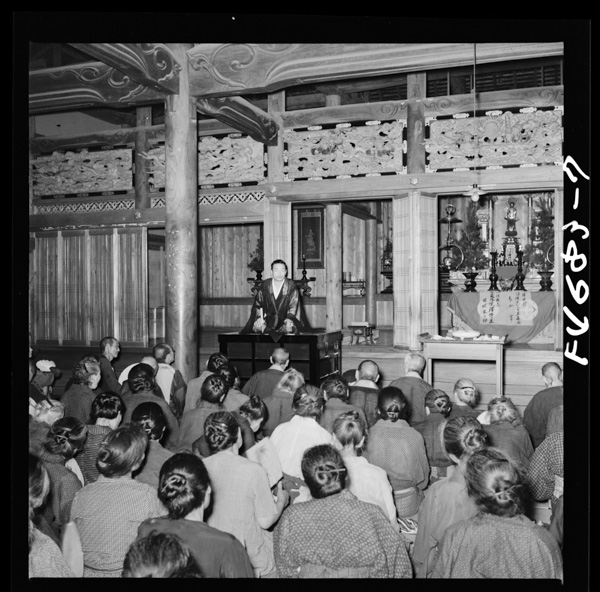 Terahadokomooohiromawomochi,okouniharoujinyachuunennodanjomoatsumaru