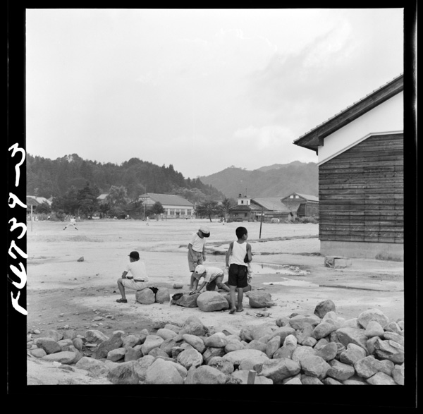 6 kawanosobanokubochimo,sunadeumeteshougakkougatsukurareta