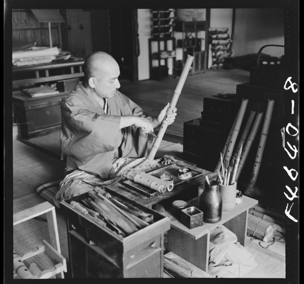 4 shujinhashakuhachikyoujunokatawara,seisakumoshiteiru