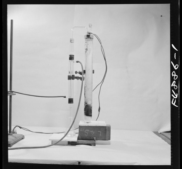 Niryuukatanso 5tansoCtoiouwogarasunotounitsumetesekinetsusuruto,niryuukatanso(CS2)nogasugadekiru