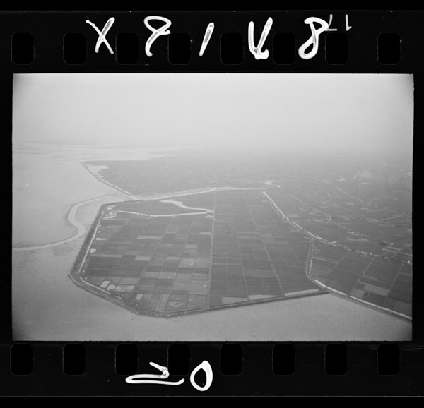 Ariakehigashikaigannokantakuchi,kantakuchinosotogawahaichimennohigatagatsuzuku