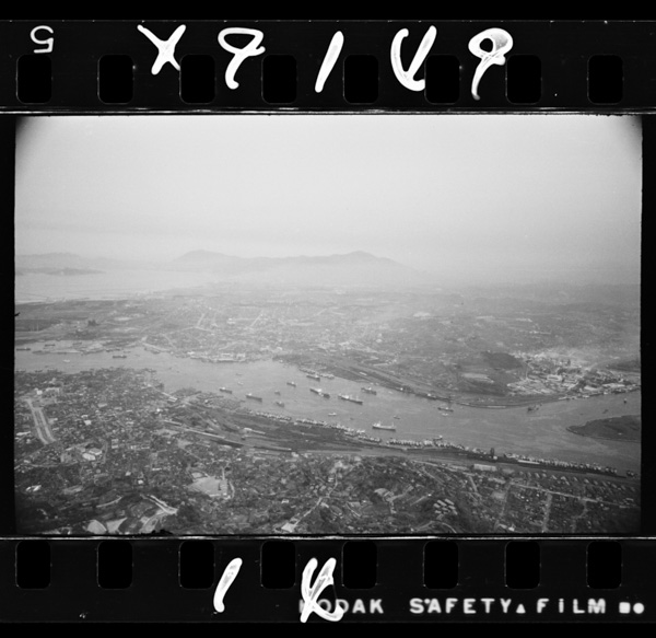 Doukaiwanwohasamusanshi.temaegawakamatsushi,mukougawahatobatashi(hidari)toyawatashi(migi).tookunosuimenhakanmonkaikyou