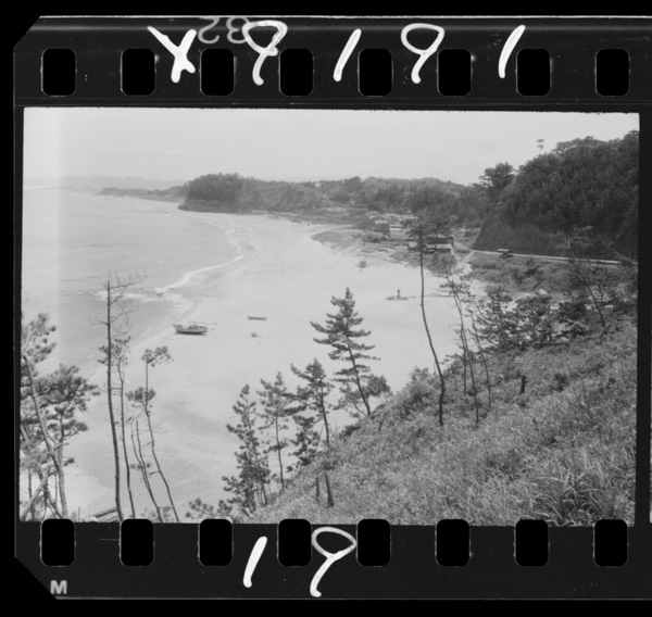 Tottorikenseibukaigankarahigashi,tottorisakyuuwotooshiteshichiyamahoumenwomiru.tookunihyougokenkyounoyamayama