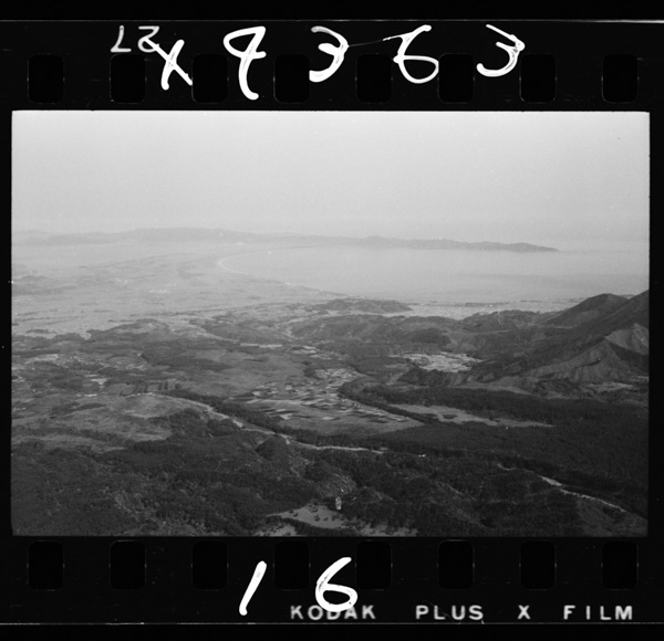 大山頂上から西北方に弓ガ浜と島根半島をみる