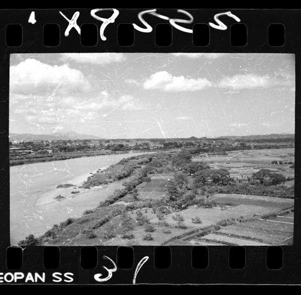 Kitakamishiwonagarerukitakamigawa.ugan(temae)hasakuranamiki,saganhakitakamishigai