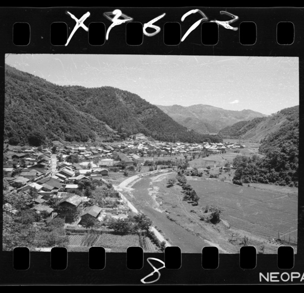 Kuzumaki.mabuchigawajouryuunihirakerumachi