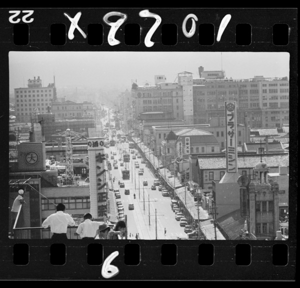 Shijoudoori.shijoukawaramachifukinkaranishiwomiru