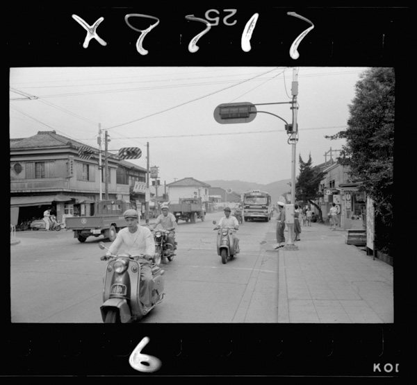 Yamashinanomachi.chuuouwotoukaidougatsuranuiteiru