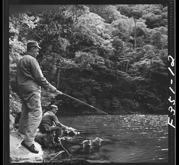 山の植物と湖 釣好きな外人 6に愛される