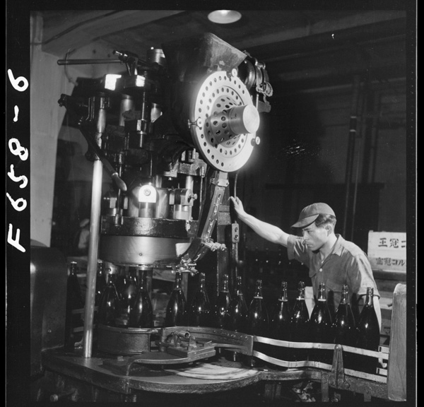 壜詰機械 自動的に王冠をする機械